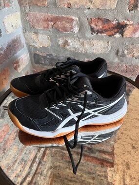 ASICS women’s Black and White Court / volleyball Shoes size 7